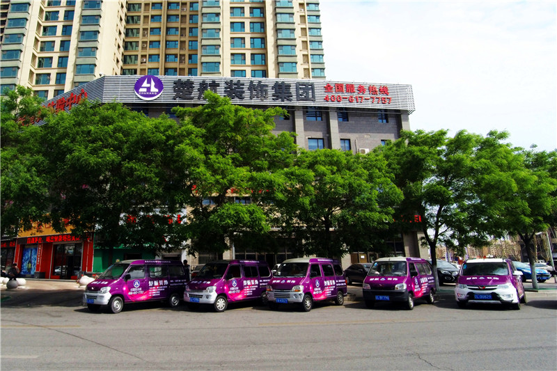 美女被机巴操楚航装饰外景